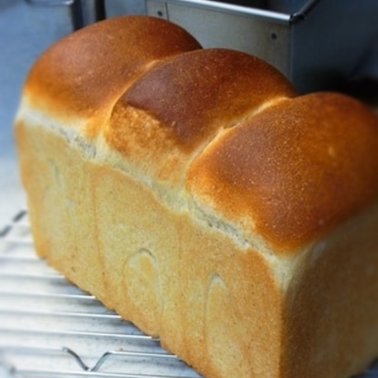 山食にしちゃいましたm(_ _"m)
自家製酵母のパンは本当に美味しいですね。
ご馳走様です♪
